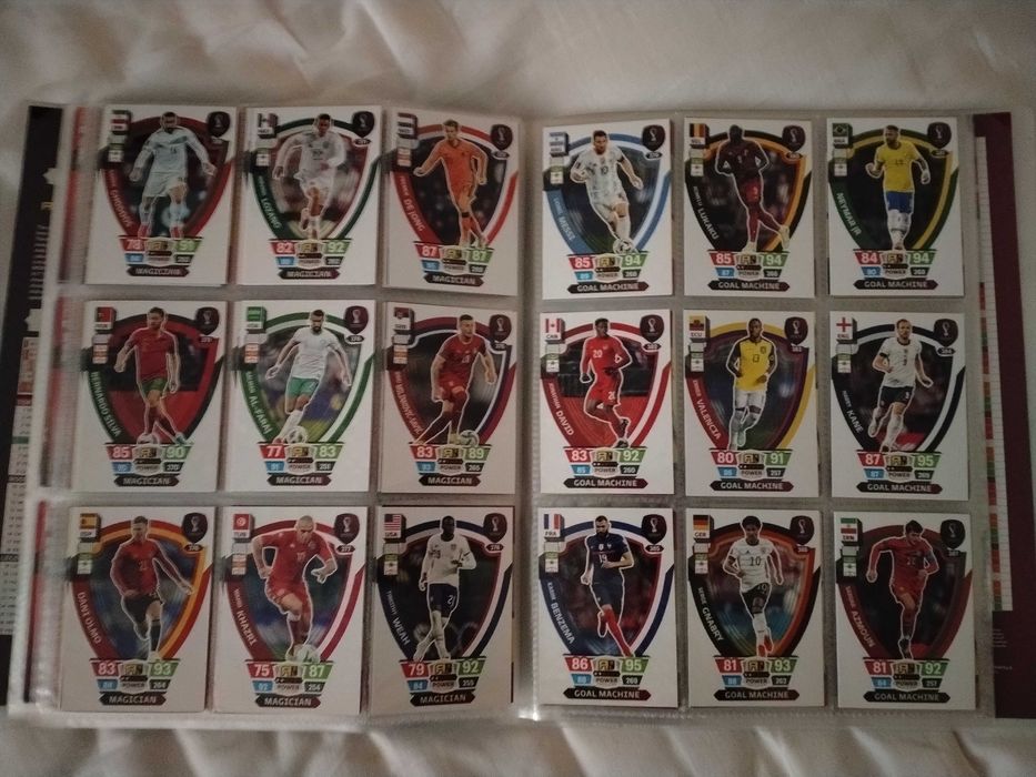 Колекционерски албум за карти  Panini World Cup Qatar Adrenalyn XL запълнен с всички карти