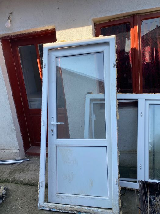 Vând urgent uși și geamuri termopan