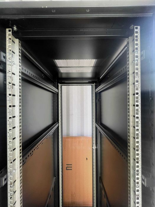 Комуникационен/Сървърен шкаф 42U 600x1000 (TOTEN, Черен) в пълна окомплектовка с крачета + 2 броя ключове (доставя се сглобен)