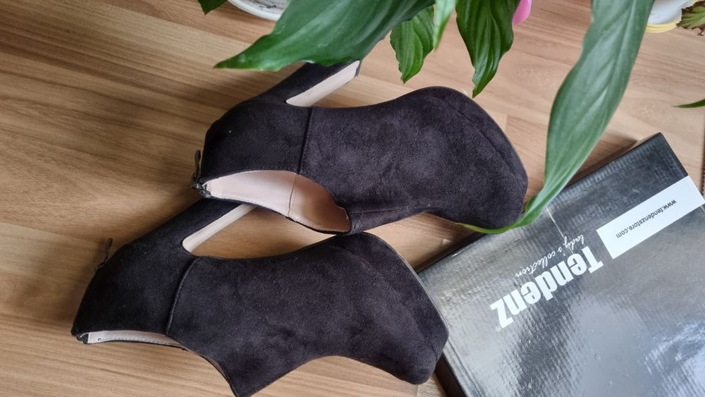 Дамски велурени обувки