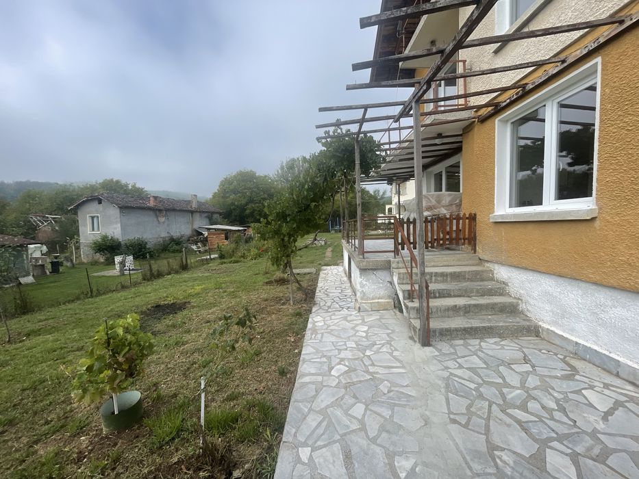 Къща на село под наем (40км от София)