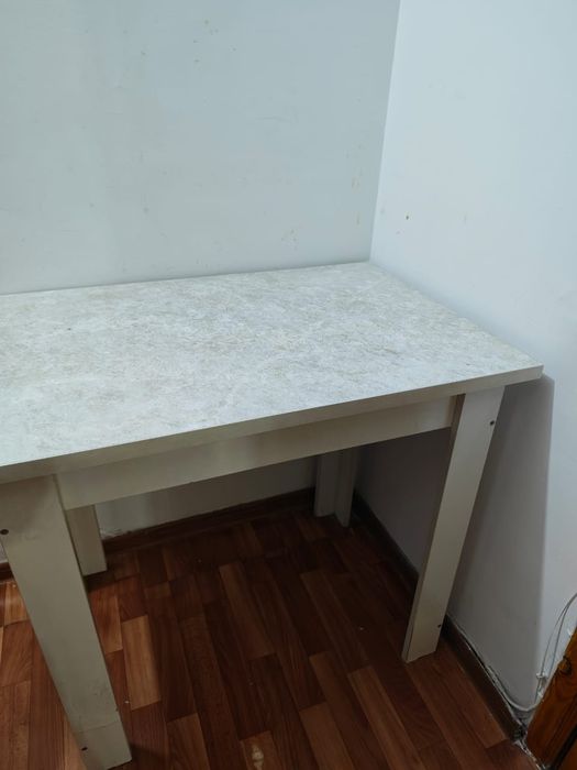 Белый стол, в хорошем качестве