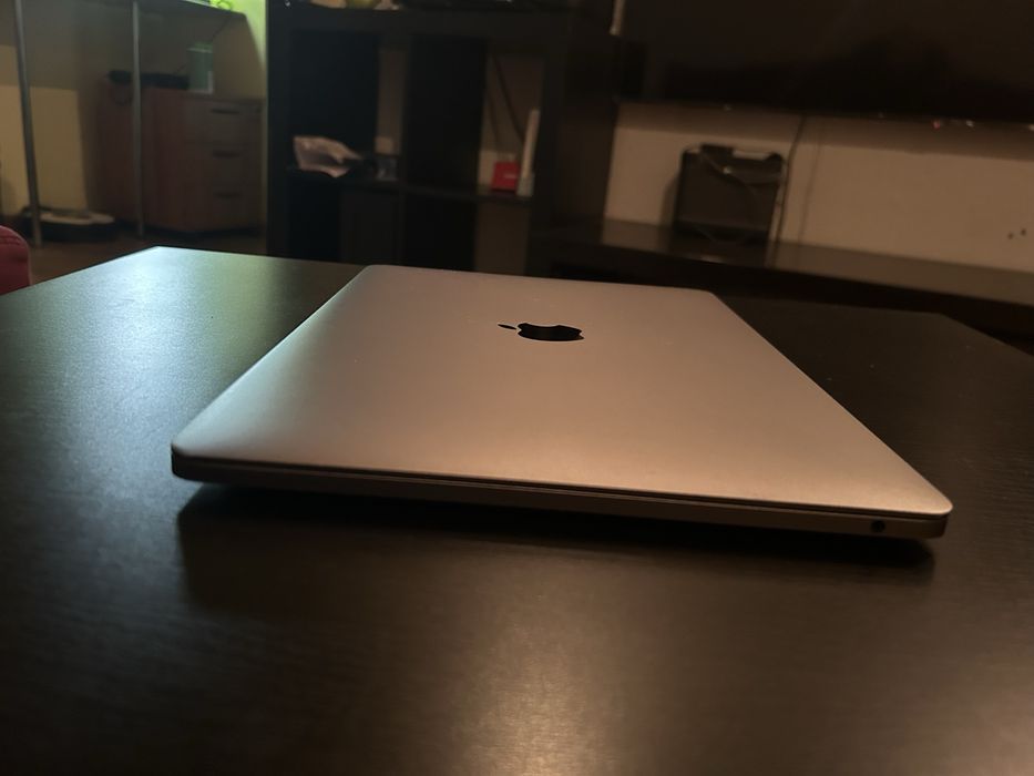 Vând Macbook Pro A1708 i5 8 GB RAM 256 GB SSD 813 cicluri