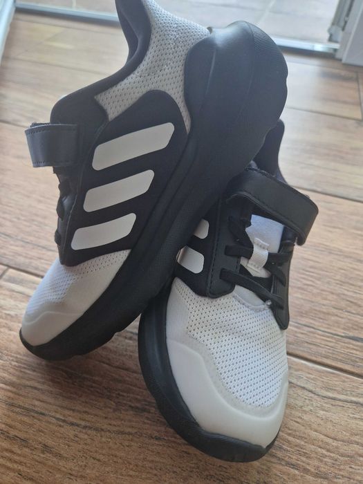 Vand Adidas marimea 33
