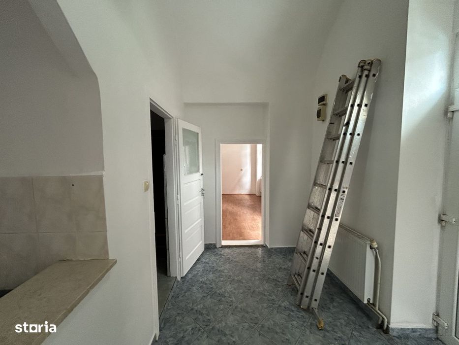 Vand spatiu ultracentral,Revolutiei(Teatru)in curte,parter, st.124 mp.