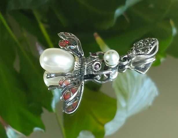 Pandantiv argint insectă cu perle, email, rubine și marcasite.