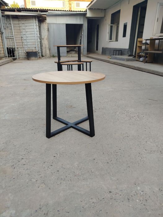 Круглый журнальный стол из лофта