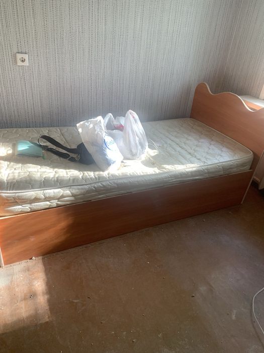 Отдам дверь и кровать с матрасом