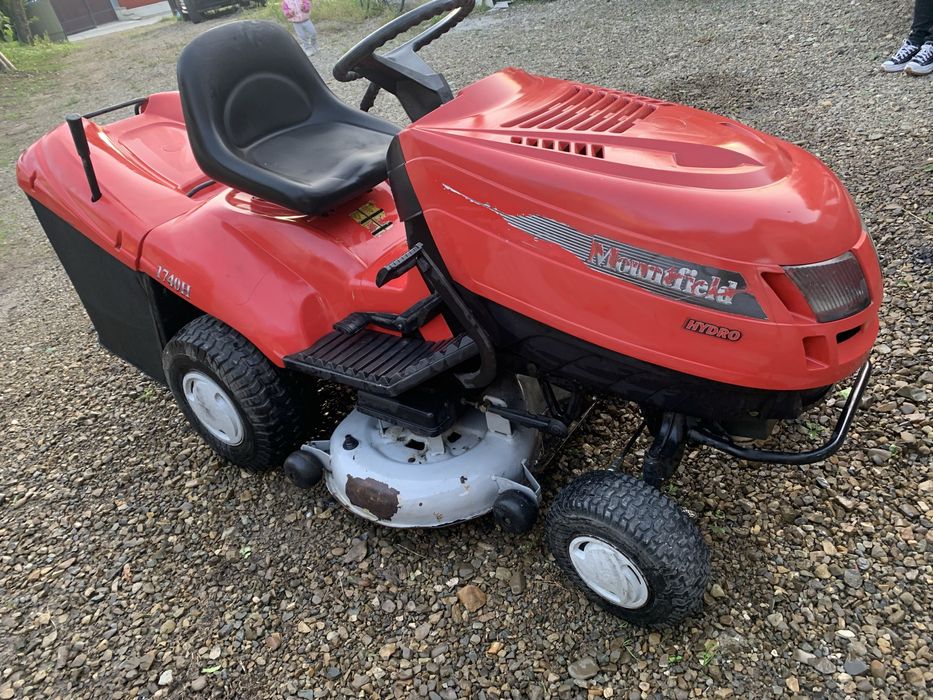 Tractoras tuns gazonu iarba