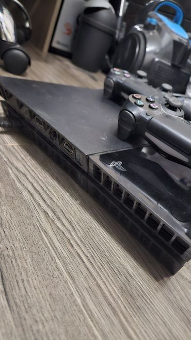 Playstation 4 с два джойстика