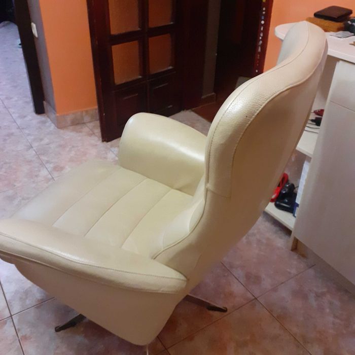 Продавам релаксиращ стол естествена кажа