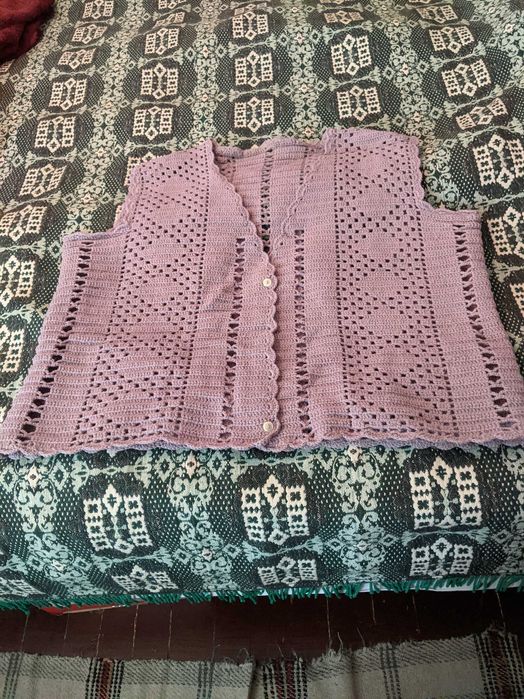 Дамски ръчно плетени жилетки и елеци