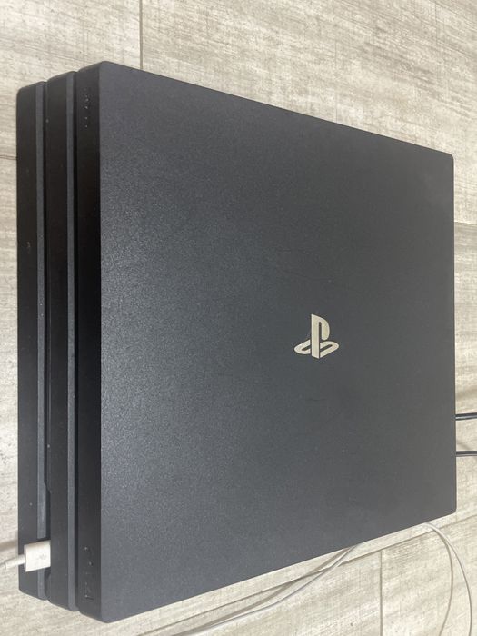 Ps4 pro 1tb с бонус игра , слушалки и син джойстик