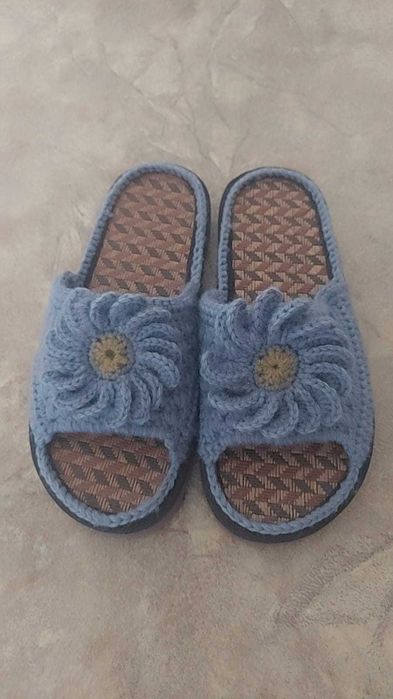 Домашние вязанные тапочки