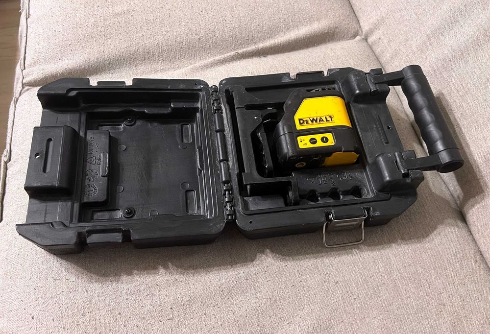 Nivela laser DeWalt DW088 cu 2 linii rosii si autonivelare cu precizie