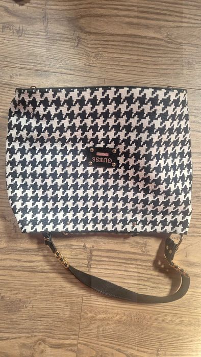 Продавам Чанта Guess #
