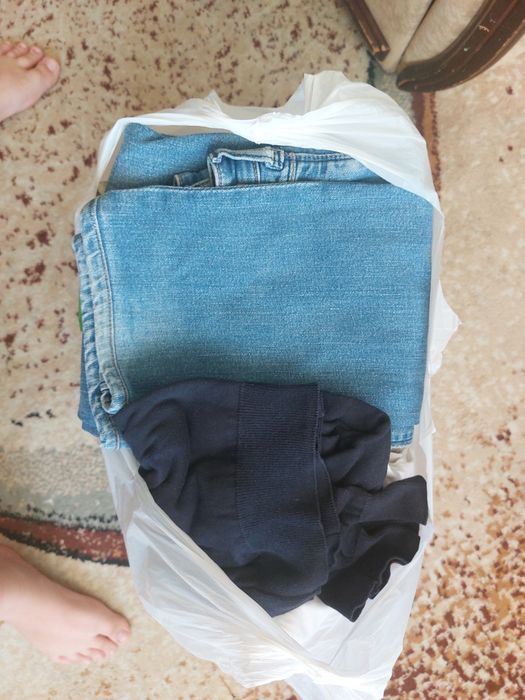 Пакеты с вещами.