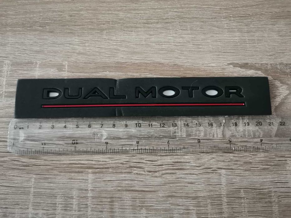 Tesla Dual Motor черен гланц с червено надпис