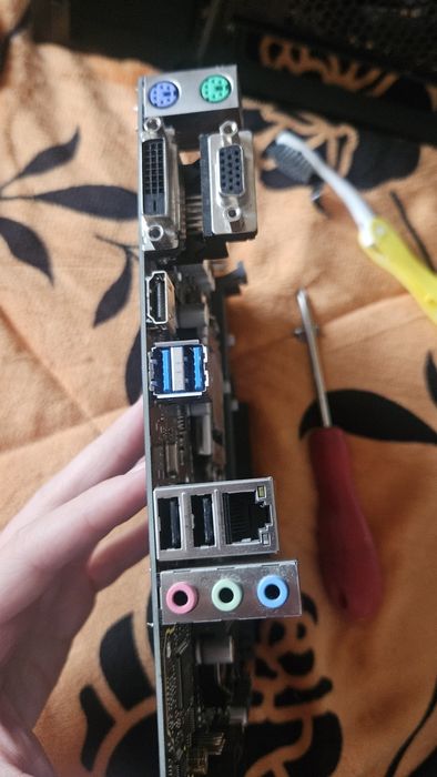 Vand placa de baza asus prime h310m  cu i3 8100 si nividia quadro 2200