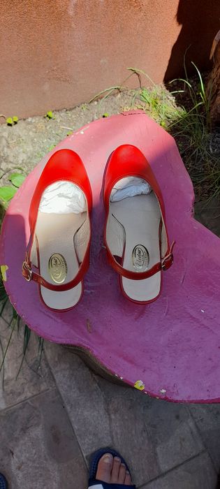 Pantof cu toc decupat la spate