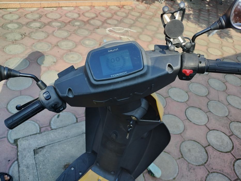 Vând scutere electrice cu 2500 de chilometri la bord .