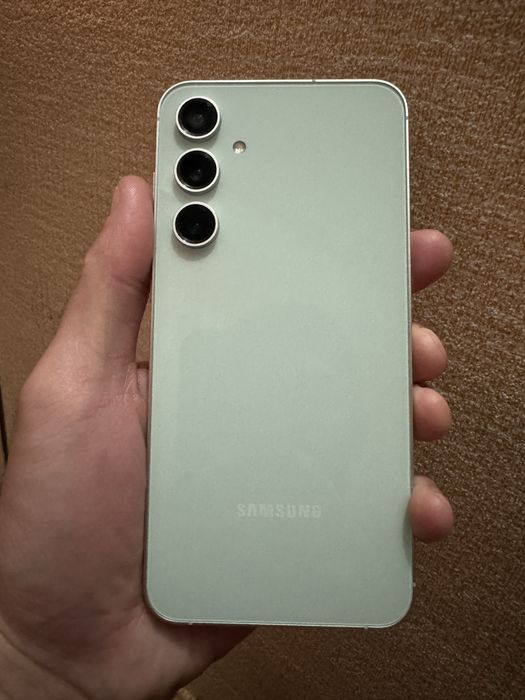 Samsung S23 FE 8/128 yengidey 320$