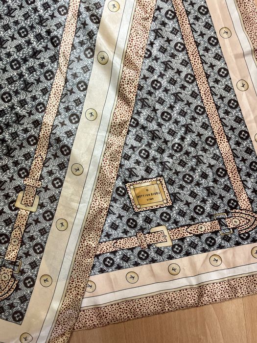 Louis Vuitton копринен шал