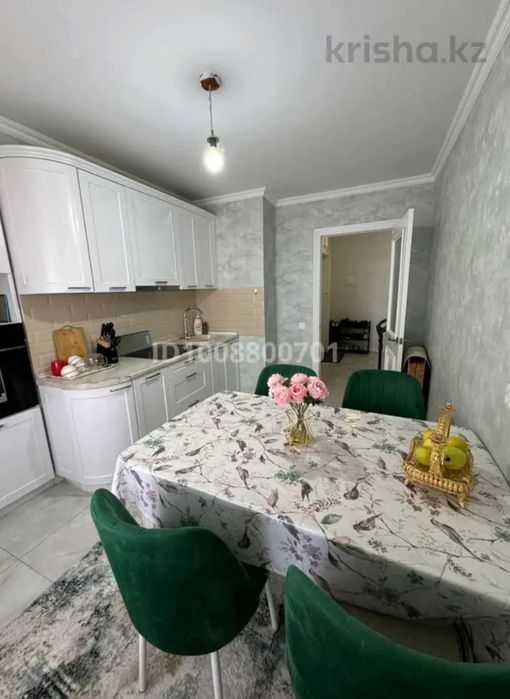 Стол стулья штор