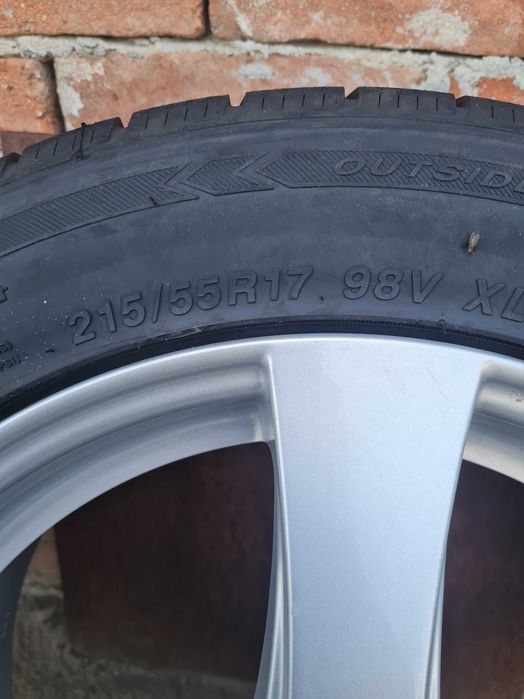 Гуми всесезонни 215/55R17 като нови на 500 км.