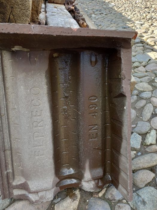 Țiglă de creasta din beton tip Bramac Skandia culoare maro