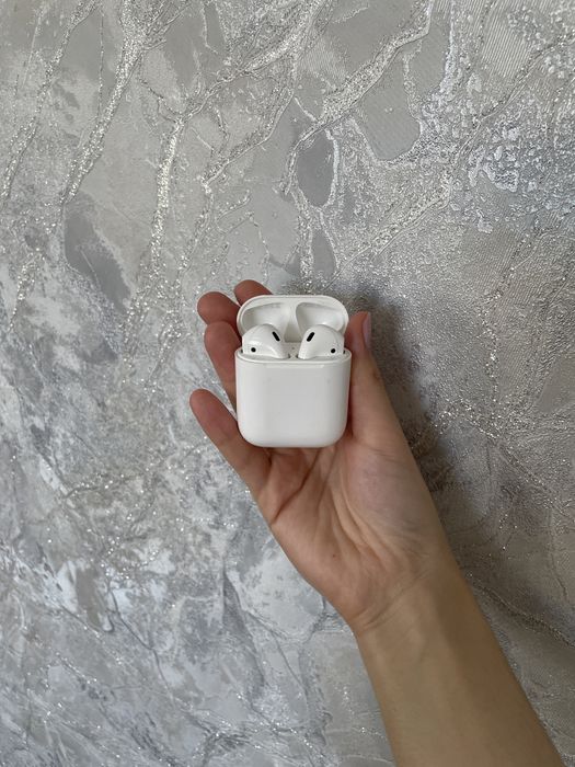Продам Airpods 1 поколения, футляр и наушники оригинал