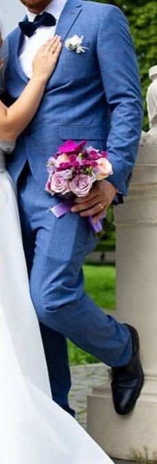 Costum escudo marimea 52 purtat o singura data