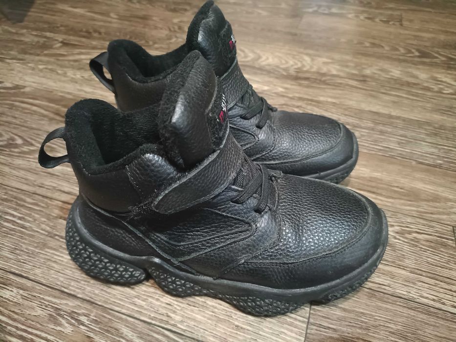 Продаю детские ботинки