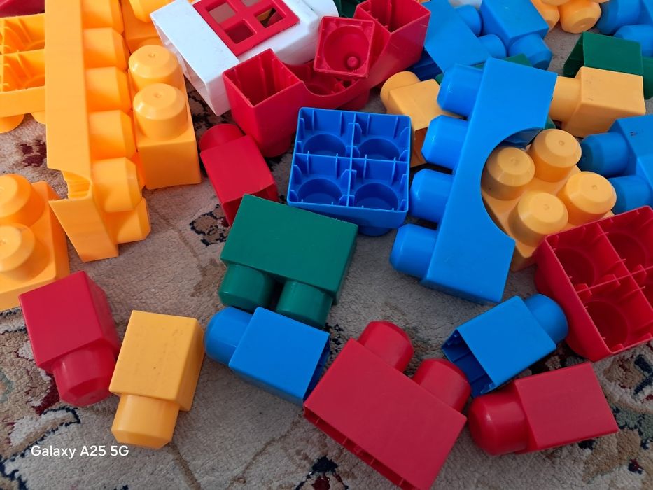 Конструктор  в подарок ведёрко.