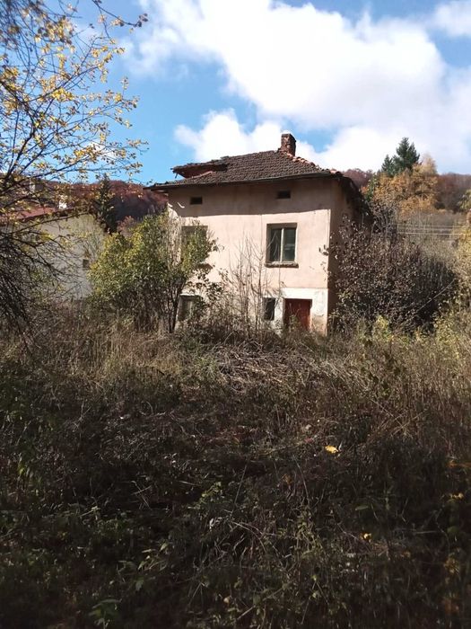 Къща с дворно място и лятна кухня