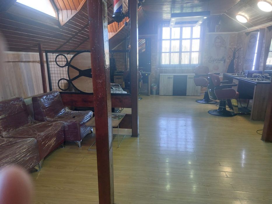 Mobilier si aparatura complet barber shop