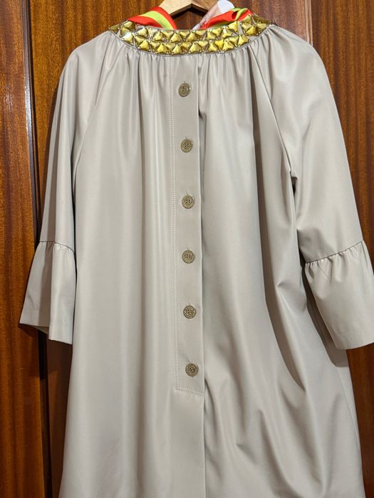 Продавам бежов дамски тренчкот от Wagon.