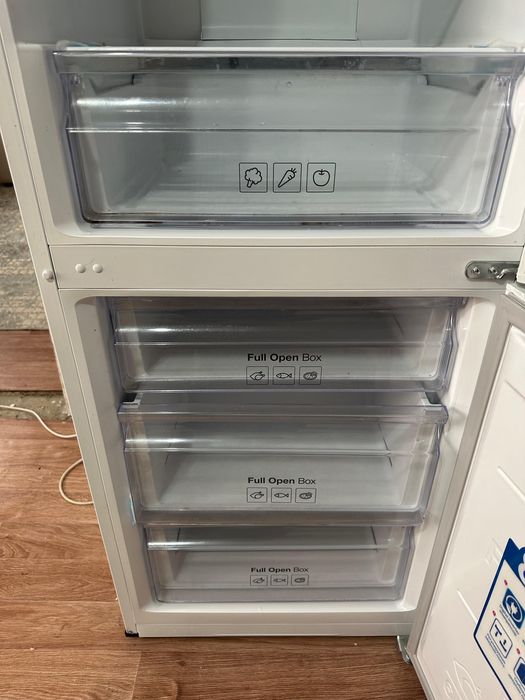 Холодильник , диван сатылады