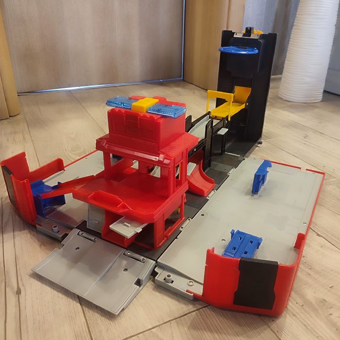 Голяма Пожарна трансформираща се в писта и полицейска станция