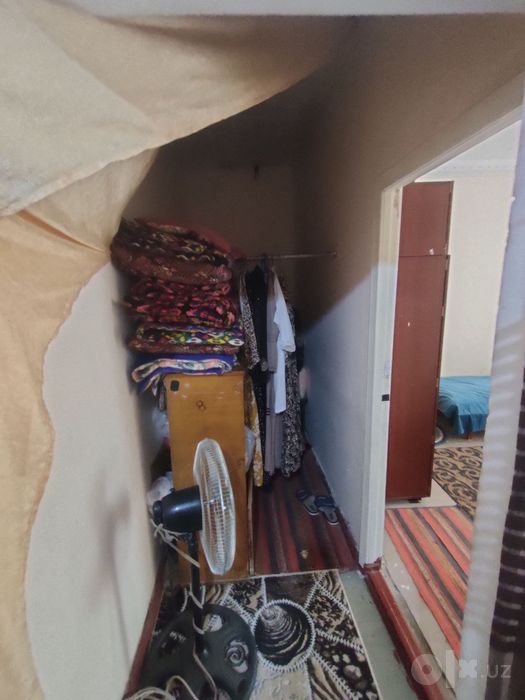 Uy sotiladi srochna bekobod 52 dom 3 xonali