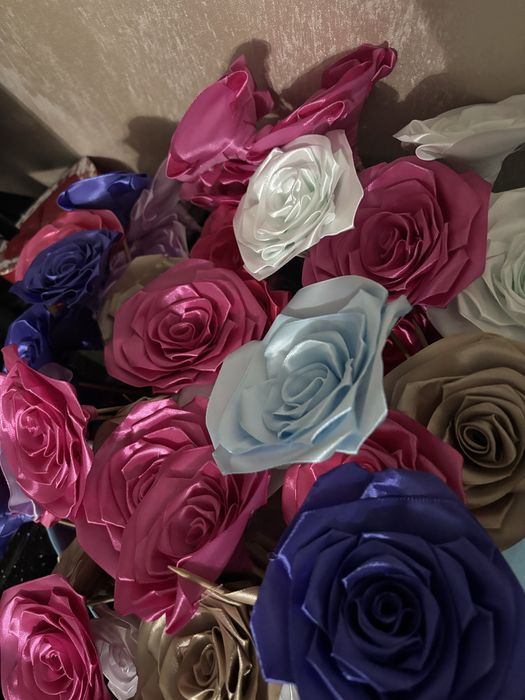 Buchete de trandafiri din satin