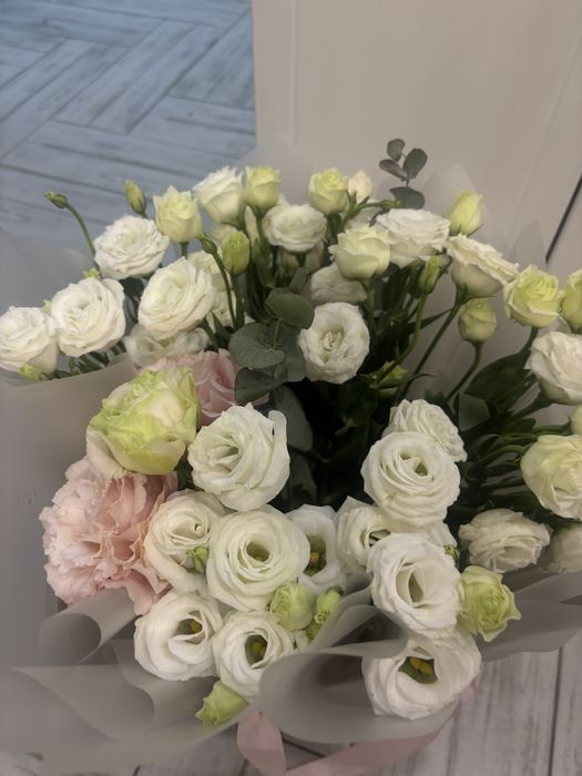 Нежный букет эустомы в подарочной коробке