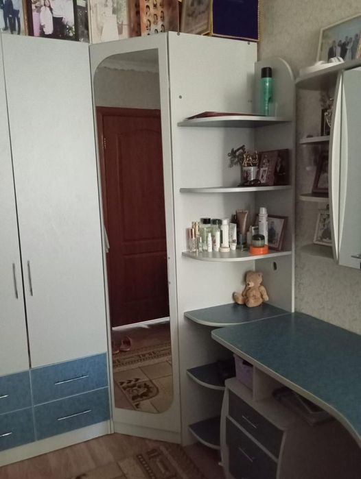 Продам шифонер и стол.