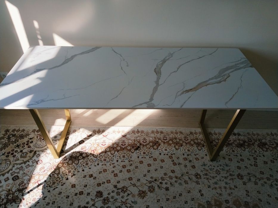 Срочно стол кремогранит