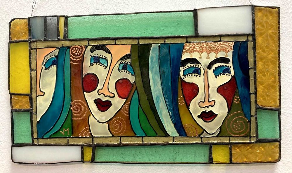 Картина върху стъкло с витражна рамка.