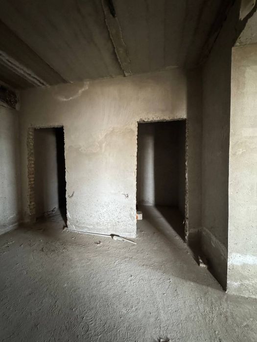 Тезда 8каватлик Янги гиштлик уйнинг 7каватда 3хоналик квартира сотилад