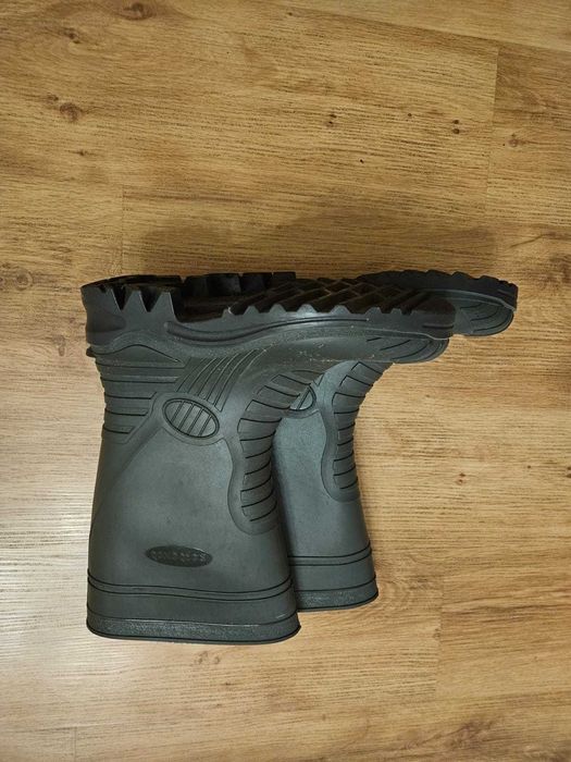 Резиновые сапоги  цвета хаки