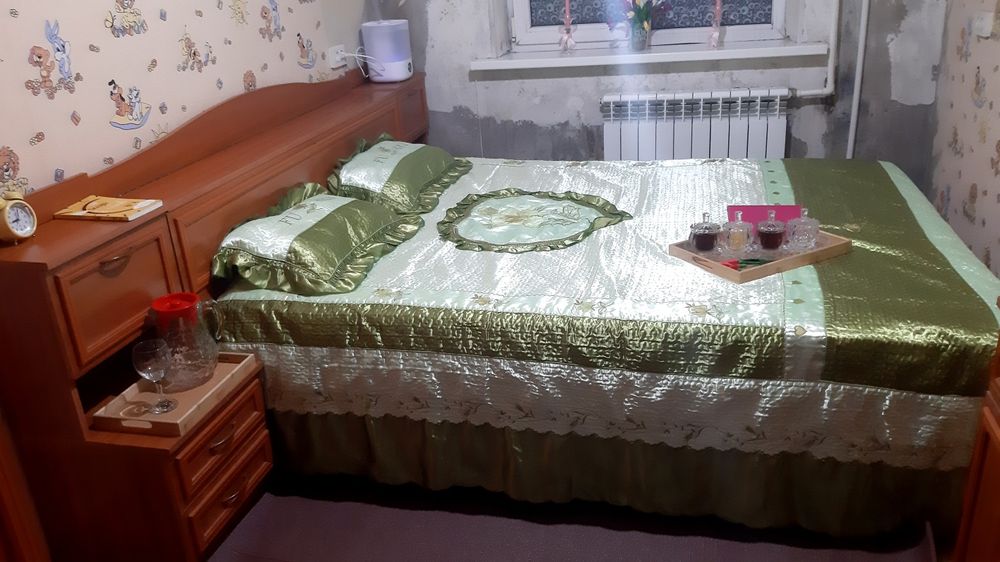 Yotoq kravati ikki tumbasi bor