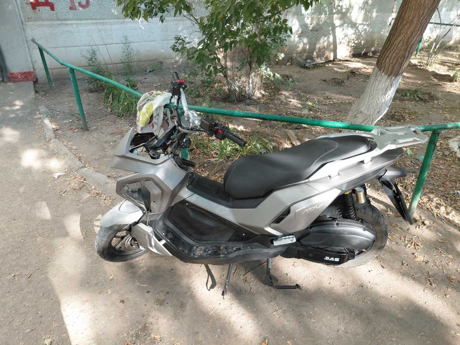Продаю скутер Adv 180.