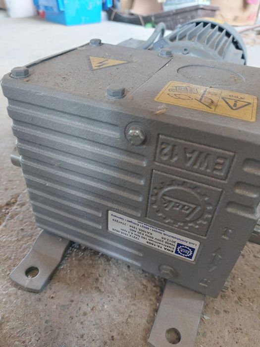 Vând reductor cu motor